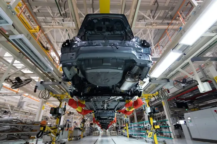 Pakistani automotive mechanics and vehicle technicians at work